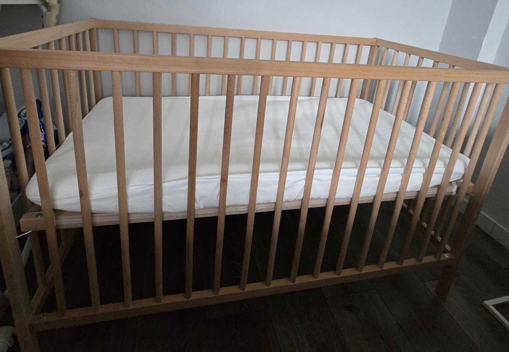 Berço semi novo e pouco usado e com colchão