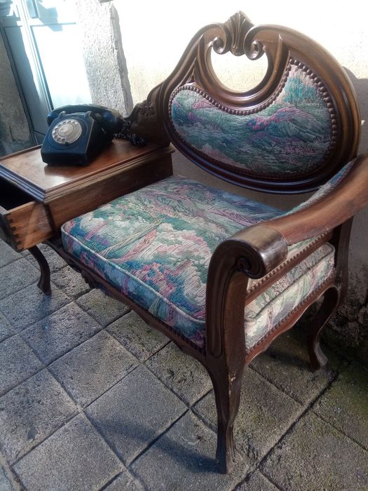 Mesinha com cadeira para telefone