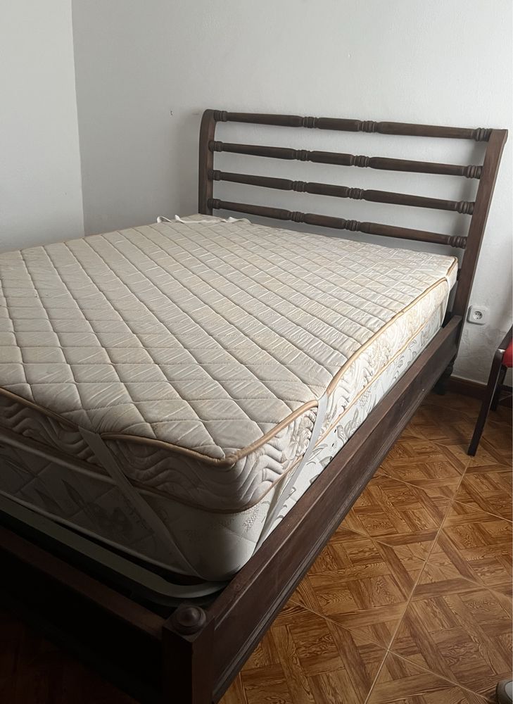 Cama de madeira