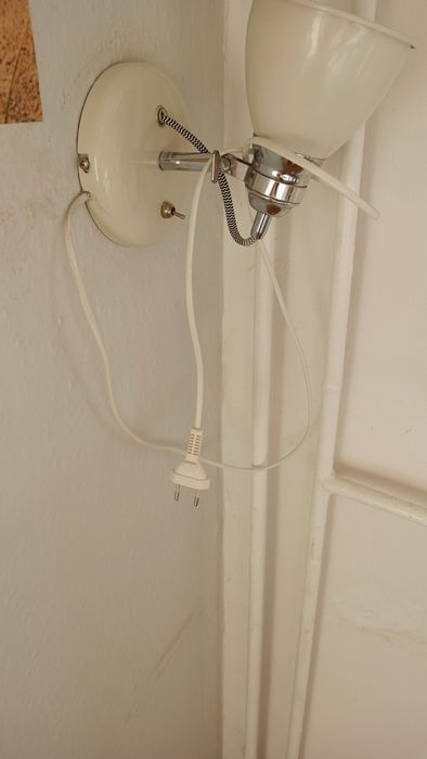 Kinkiet z kablem i wyłącznikiem