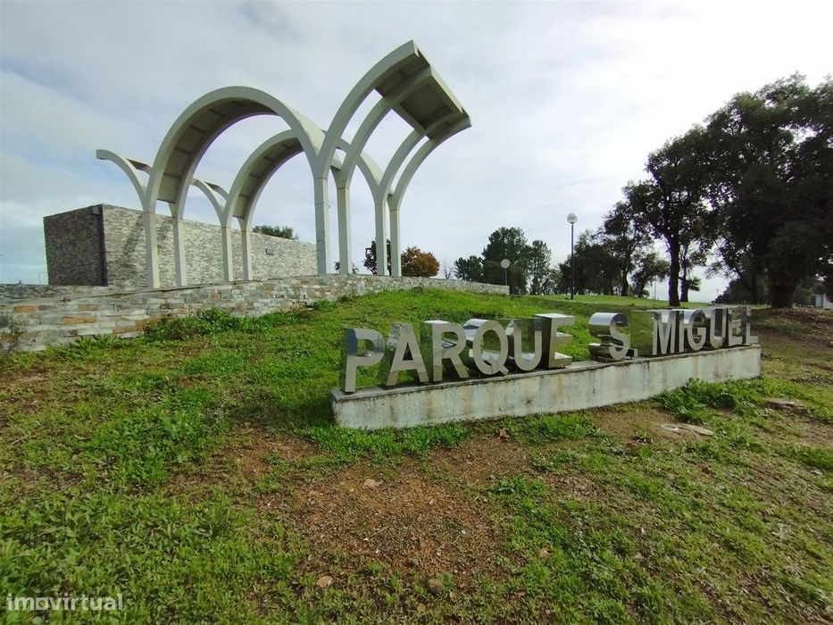 Edifício c/ 5 Apartamentos (3x T2 + 1 T3 + 1 T4) - Tortosendo