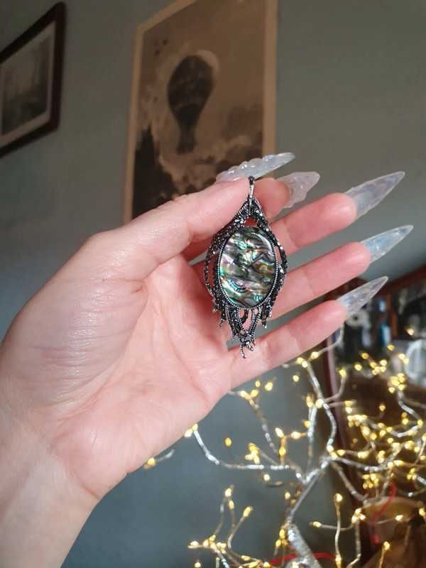 Pendente ou broche / pregadeira pena de pavão com concha