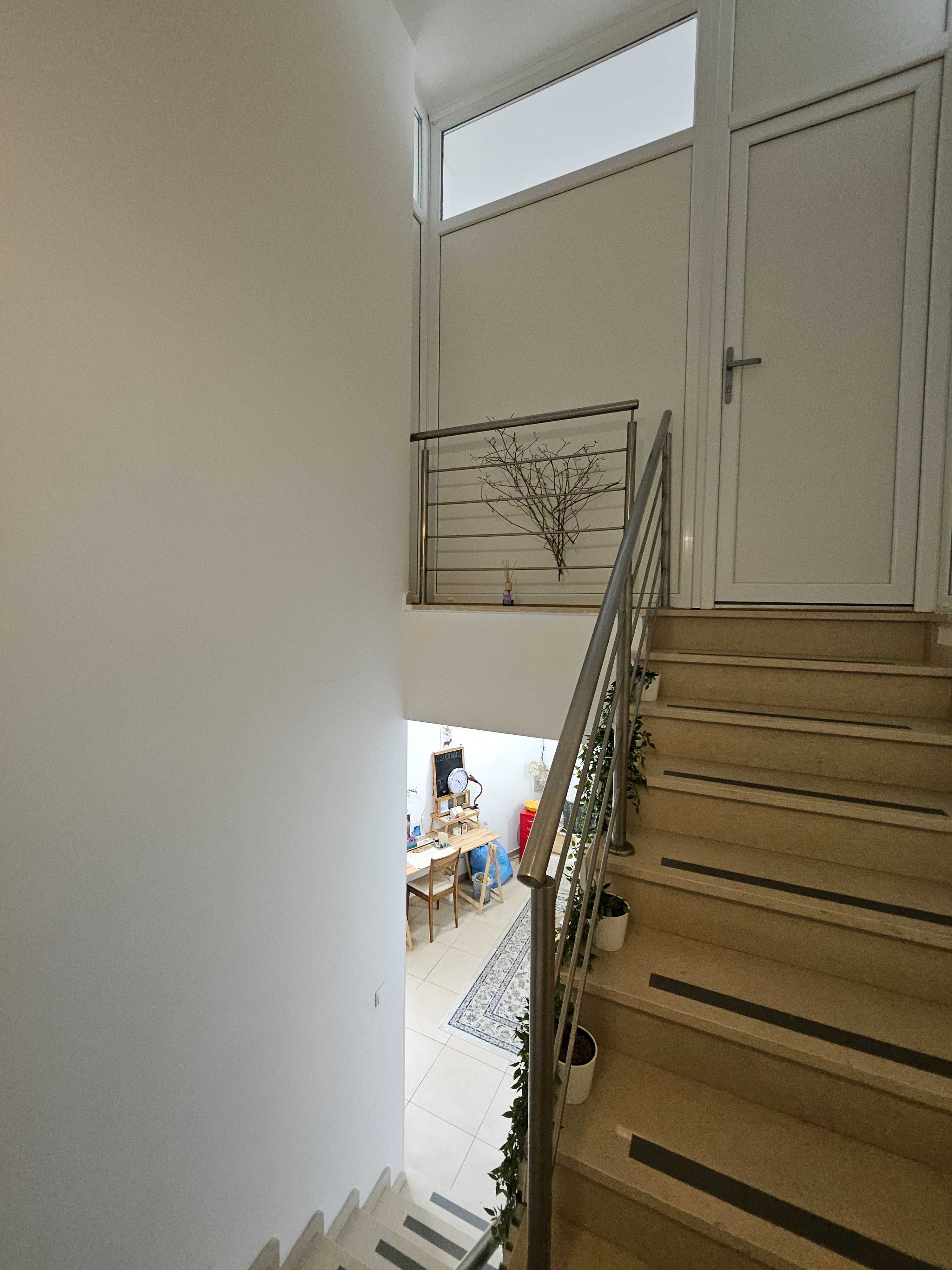 Espaço comercial com rés do chão e andar para arrendamento.