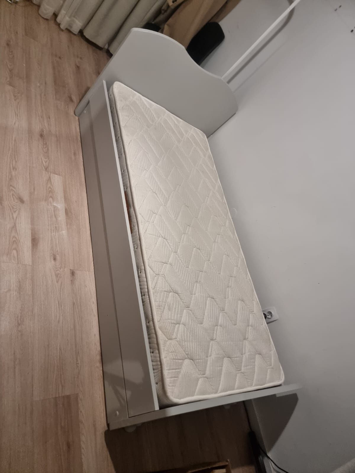 Cama com 2 camas uma por cima e outra em gaveta.Traz estrado colchoes