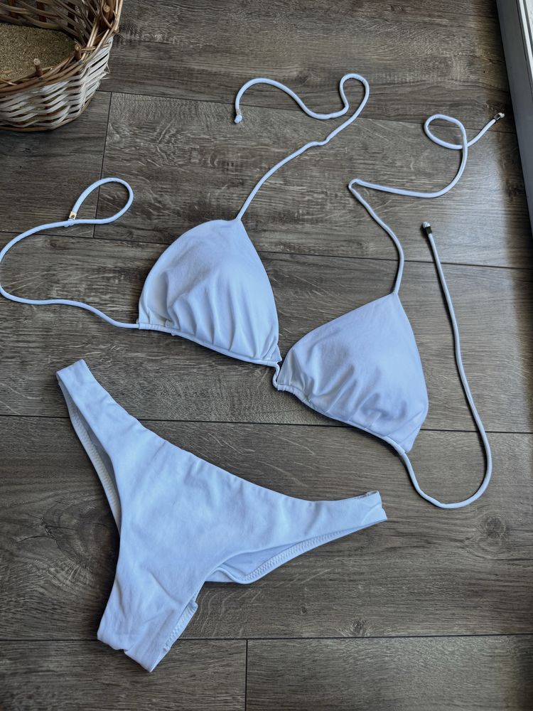 Bialy stroj kapielowy bikini