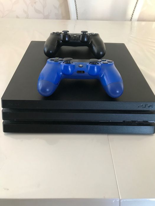 Sprzedam PS 4 w super stanie! Z 2 padami