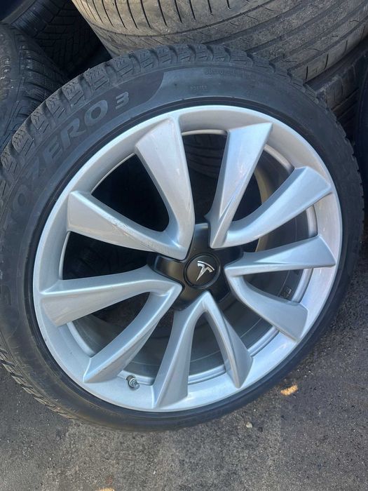 Tesla MODEL 3 Performance Zima 235/40/19 Pirelli