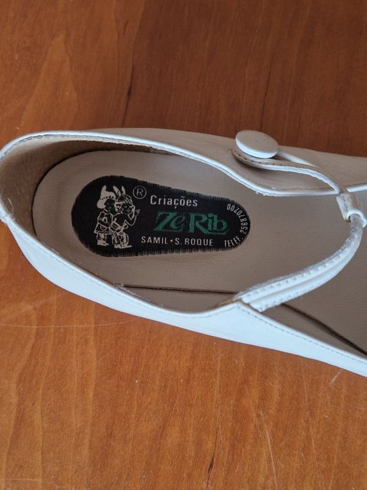 Sapatos de menina de cor bege.