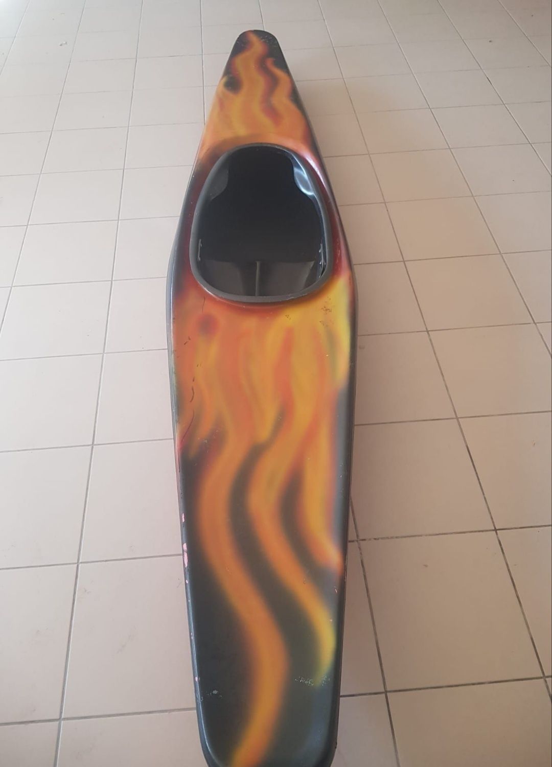 Kayak com pouco uso, em fibra de carbono com saiote.