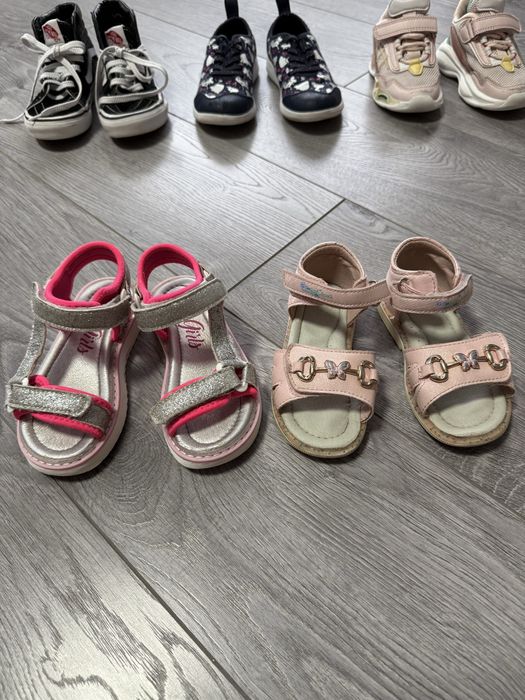 Кеди, кросівки, сандалі для дівчаток.