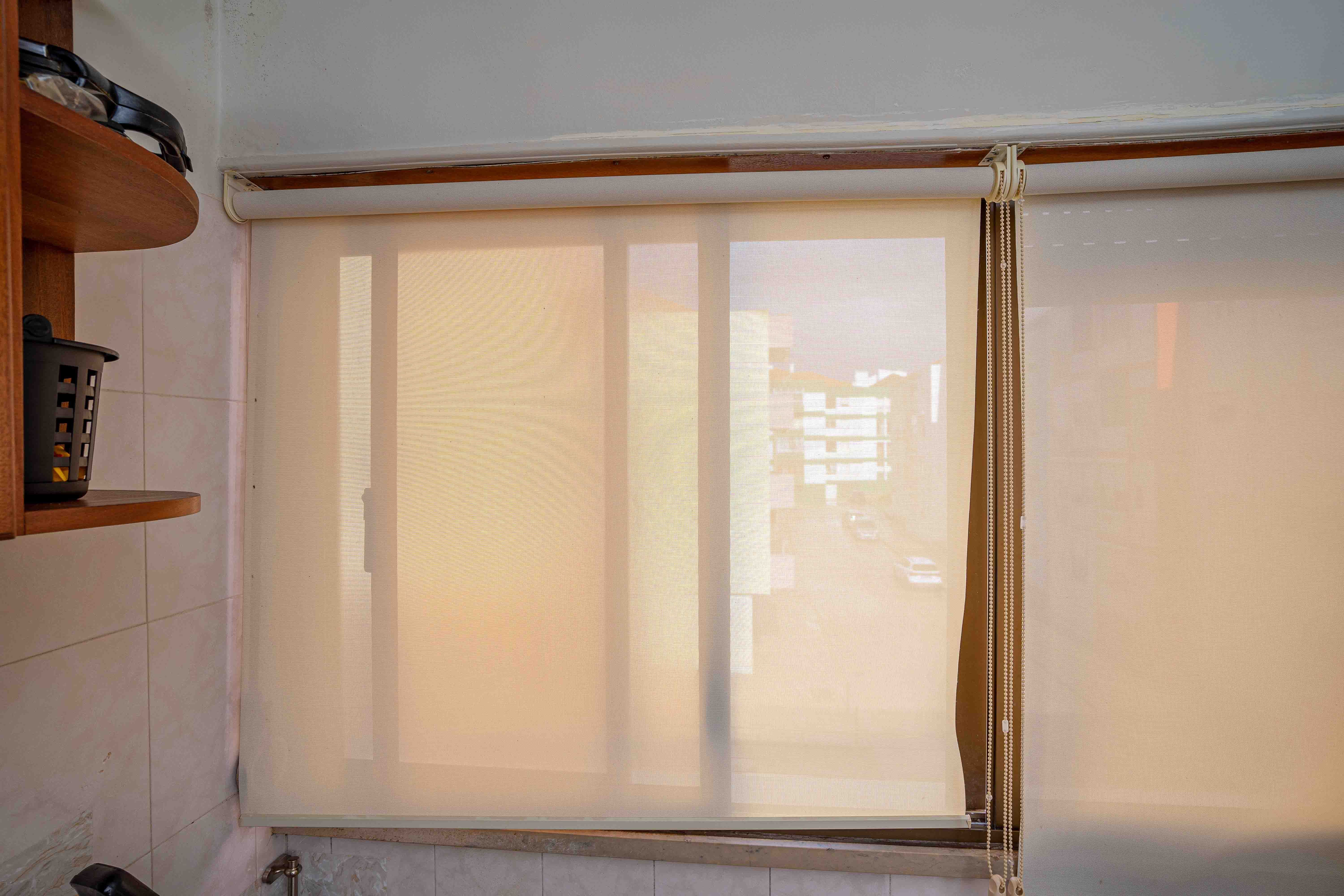 2 Cortinados de rolo enrolado completo com os apoios de fixação