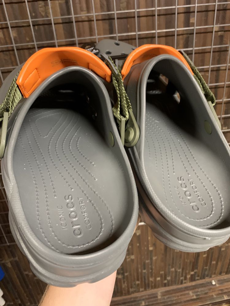 Оригінальні крокси Crocs нові сірі легкі з етикетками сандалі Men 46
