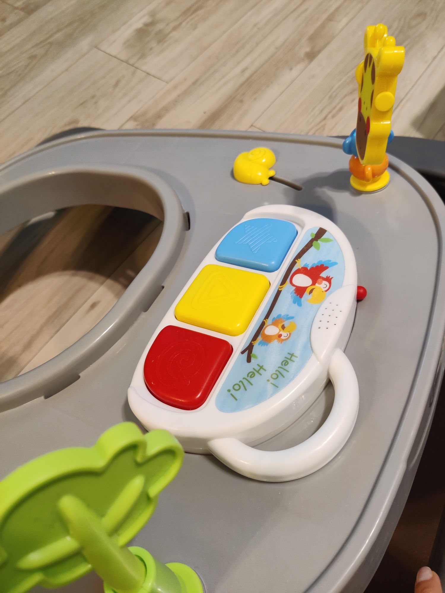 Chodzik dla dziecka z zabawką interaktywną - firma 4Baby