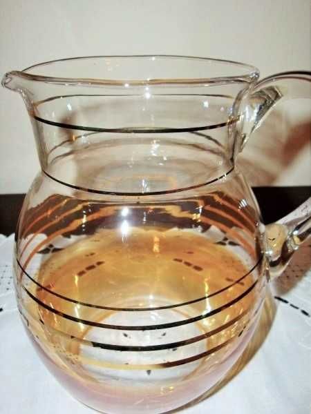Antigo conjunto de refresco com jarra e seis copos