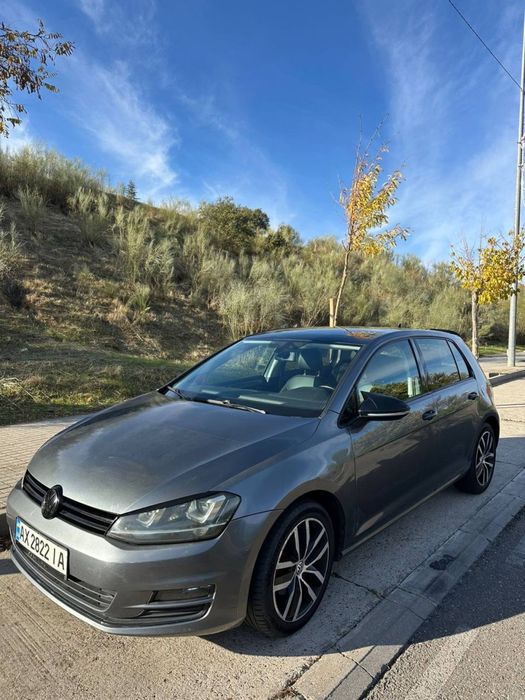 Volkswagen Golf 2015 року випуску (Америка) колір сірий.