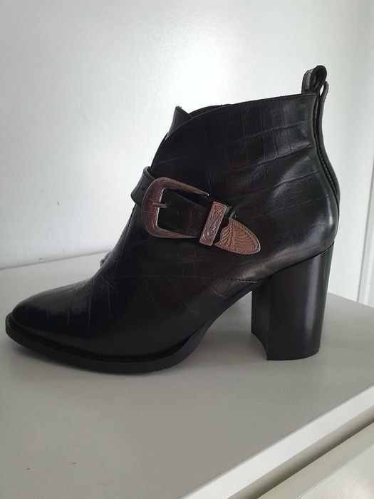 Botim MLV, tamanho 39, cor preto, nunca usados.