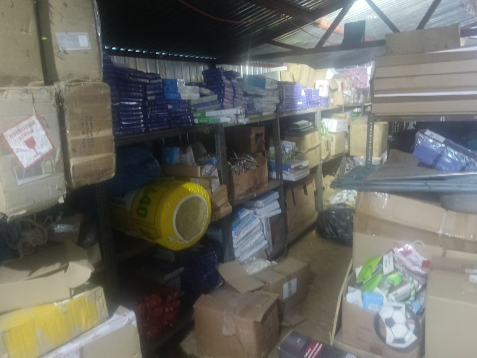 Wyprzedaż towaru krany, oświetlenie, torebki, szale, rękawiczki, ozd