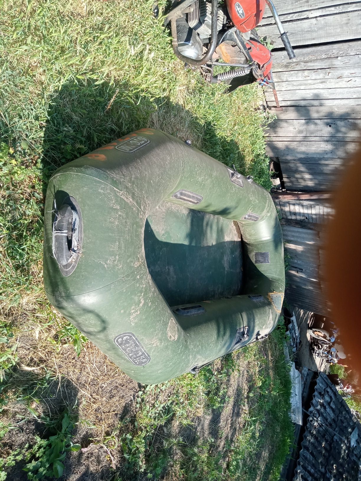 Продам срочно надувная лодка требуется внимание а так лодка неплохая з