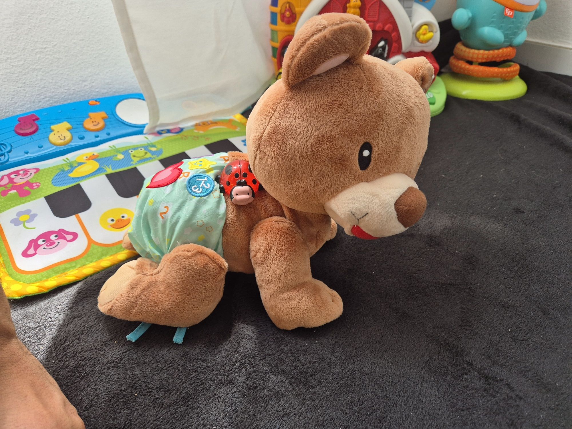 Andarilho bebé com sons entre outros brinquedos para bebé