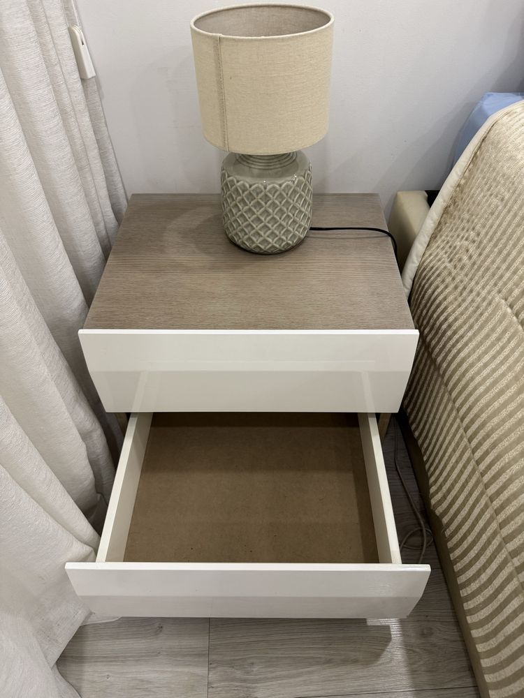 Mesa de cabeceira com 2 gavetas lacadas