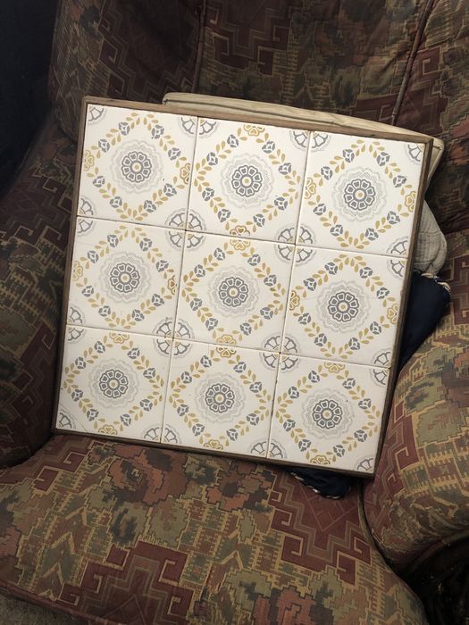 9 Azulejos tendo à sua volta madeira