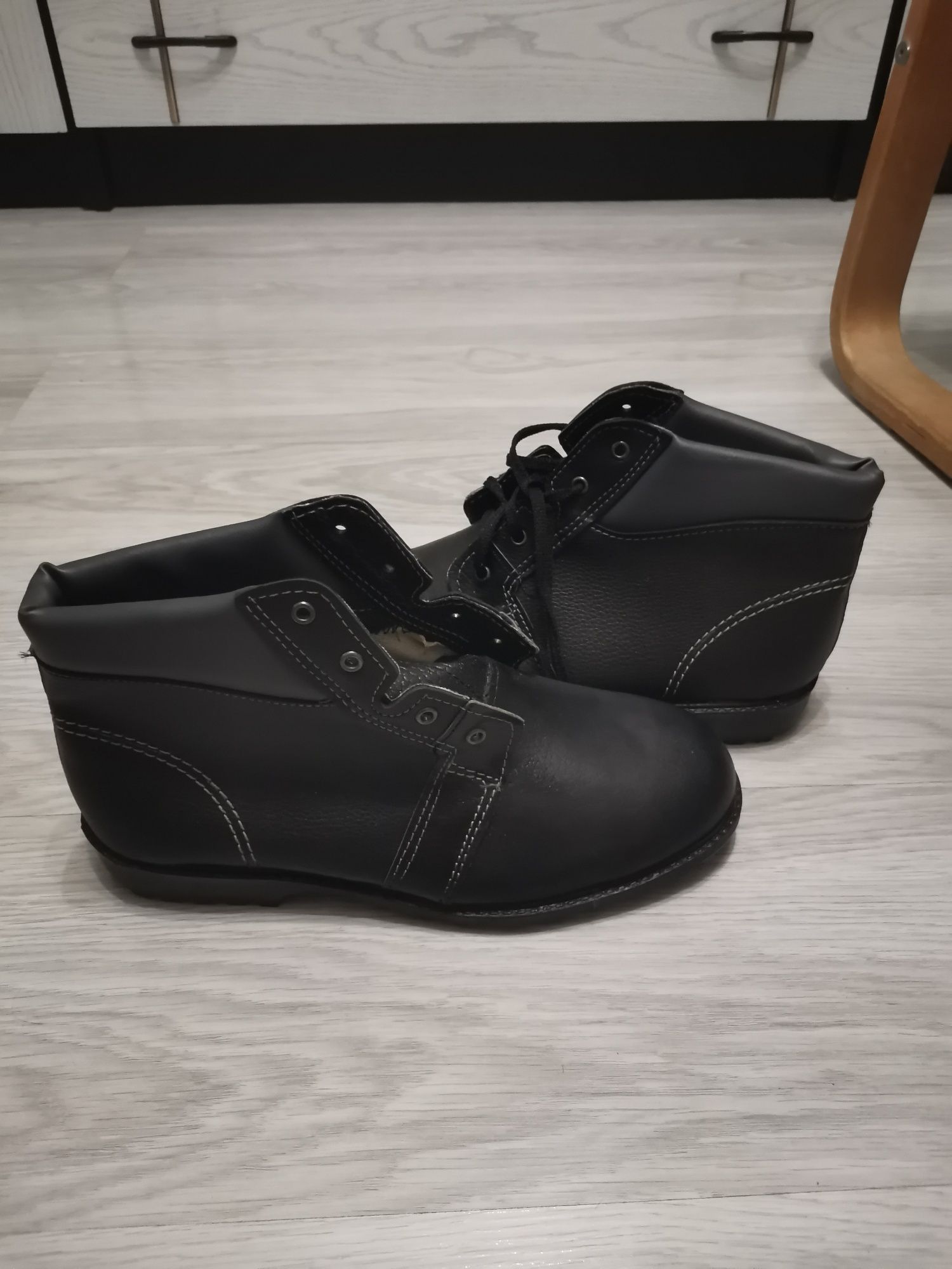 Buty robocze nieużywane r. 44 i r. 45