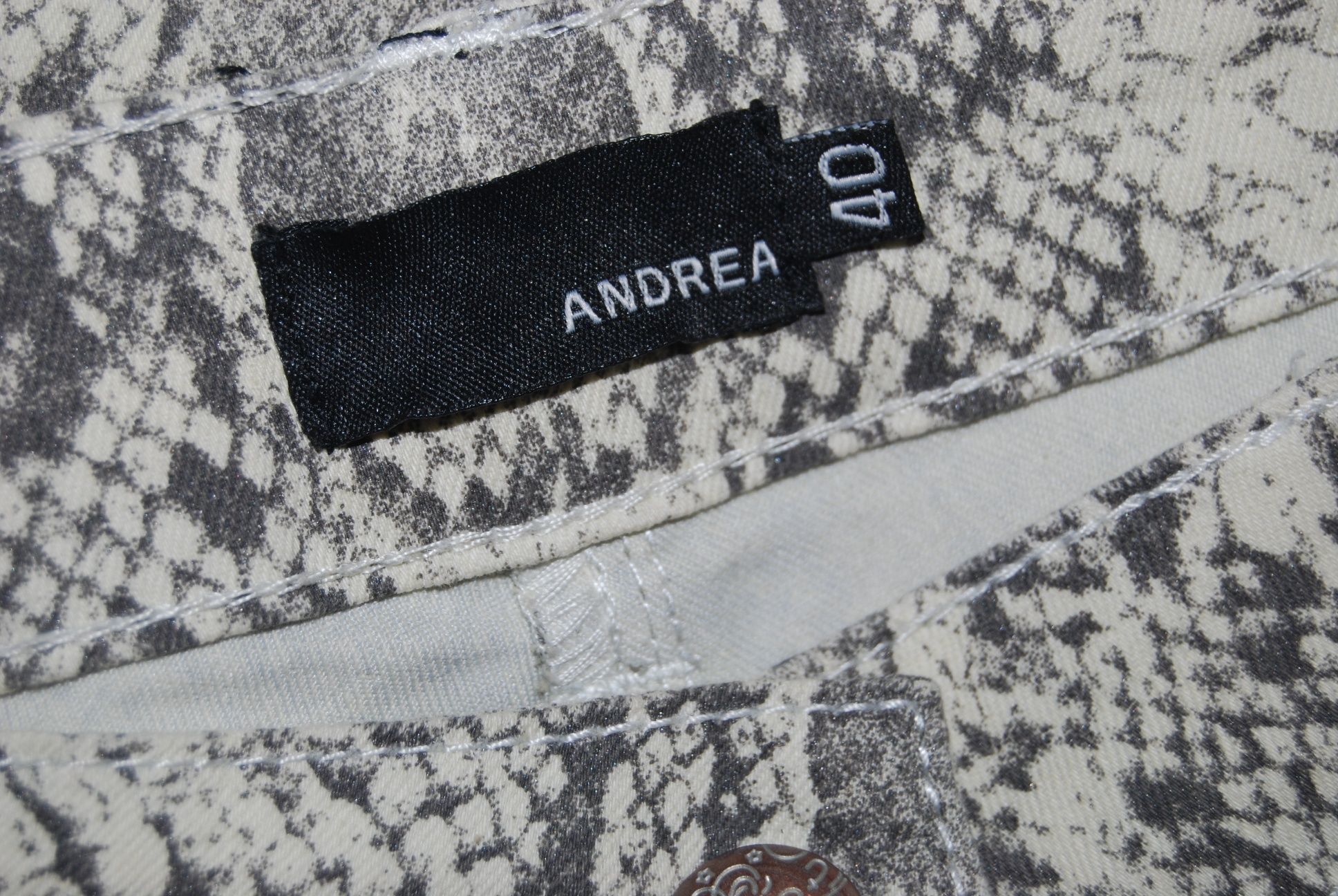Spodnie wężowa skóra z zamkami w nogawkach Andrea L/40