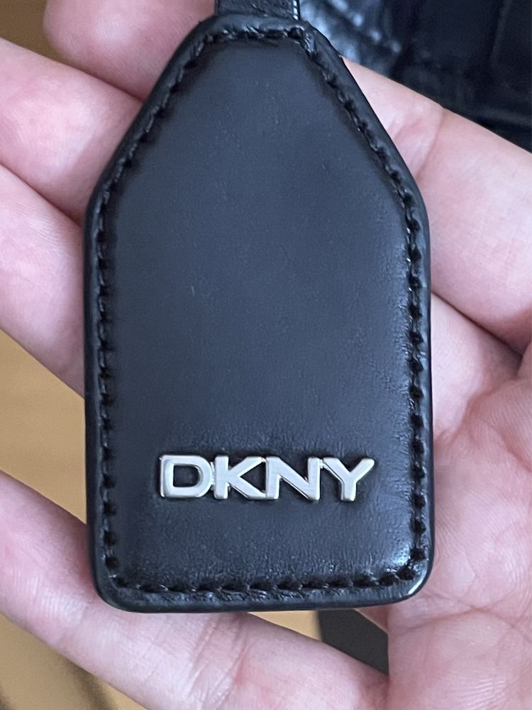 Mala tiracolo grande preta DKNY