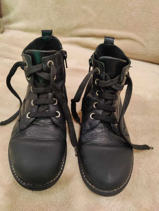 Botas 100% pele de menina em excelente estado tam. 33