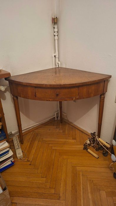 Stoliczek trójkątny antyk