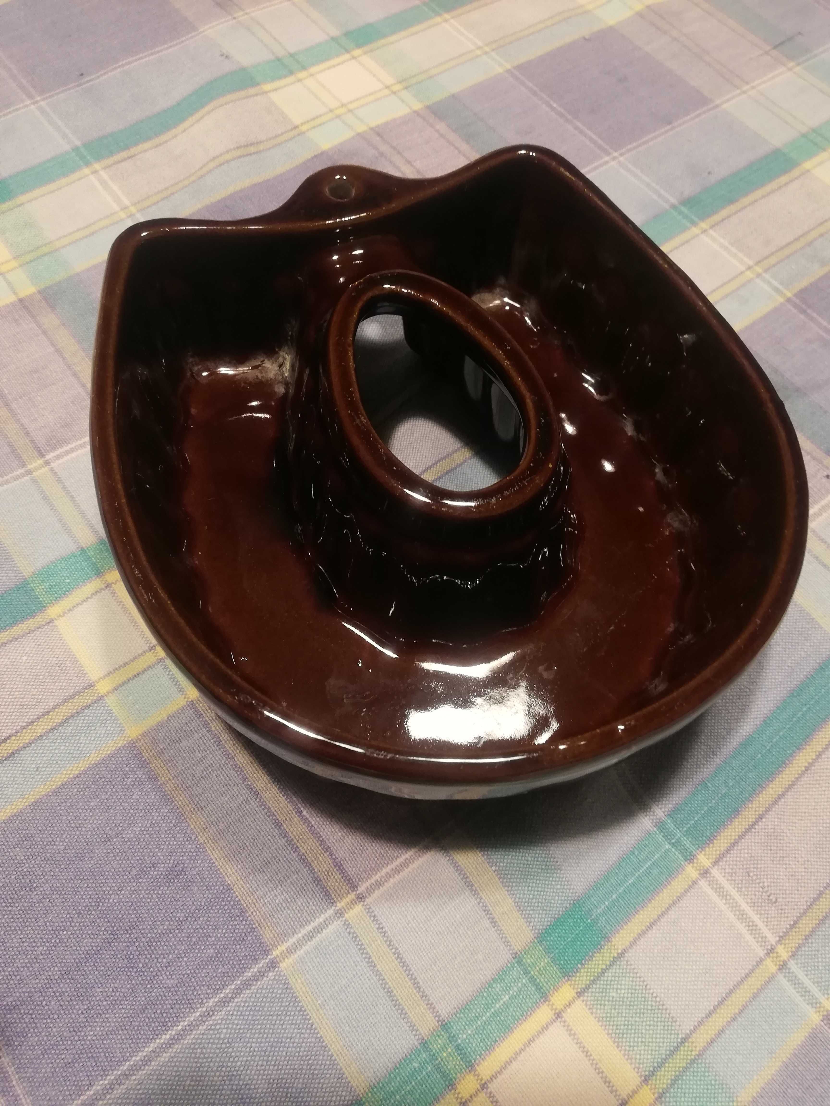 stara ceramiczna forma na babkę do pieczenia w kształcie podkowy