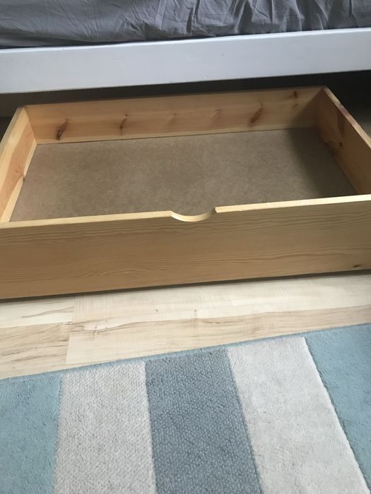 Łóżko sosowe lakierowane z oparciami, materacem Ikea i szufladą.