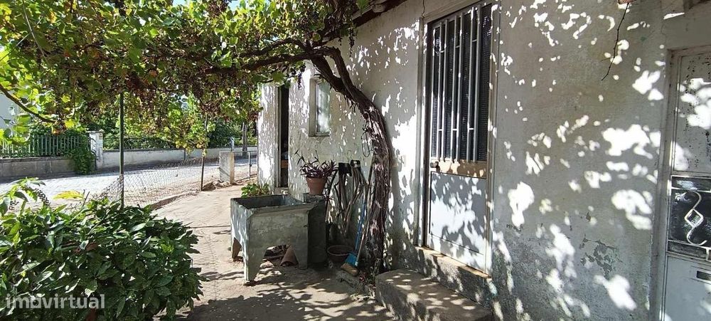 Casa para reabilitar com terreno.