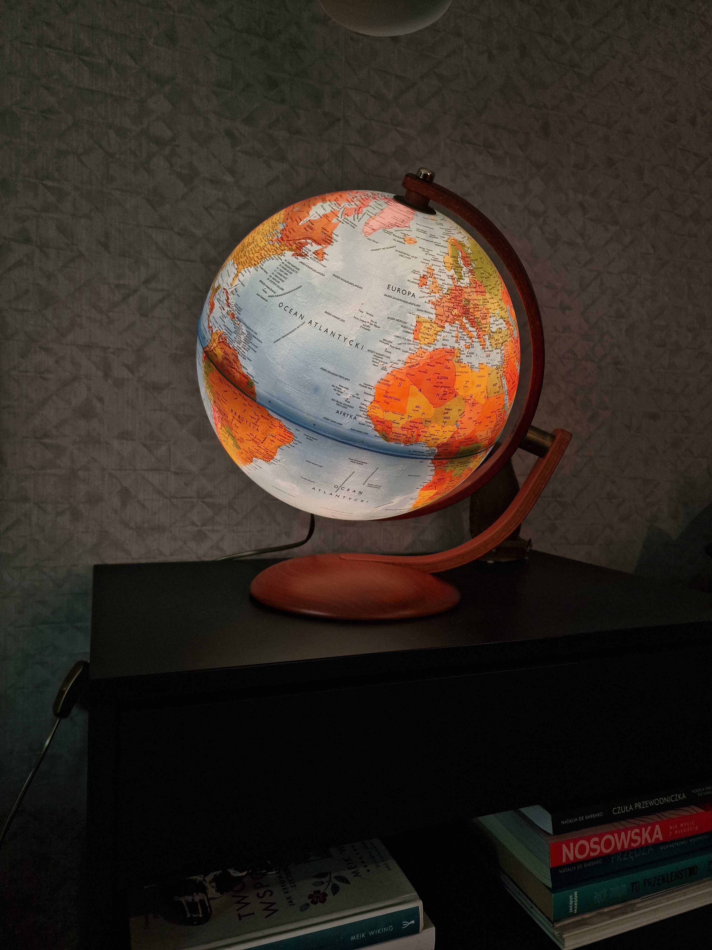 Globus lampa stołowa drewniana noga