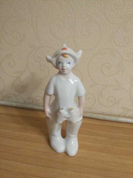 Статуетка хлопчик з біноклем у будьоновці