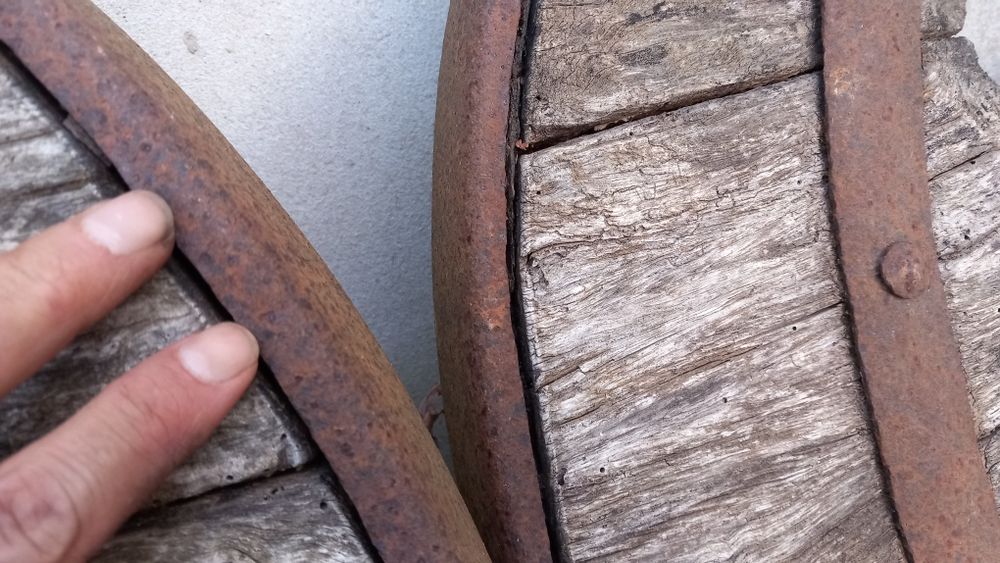 2 rodas grandes de carro de boi de carga