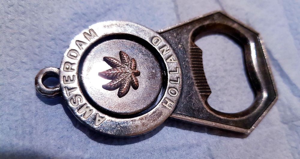 Посеребрённая открывалка для бутылок