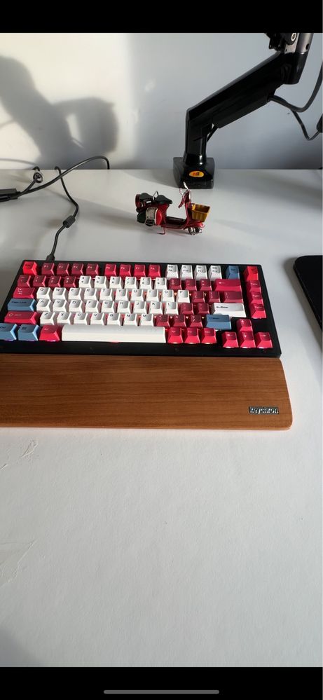 Keychron V1 Custom + Panthom red switches + Wooden Pad + 3 keySets