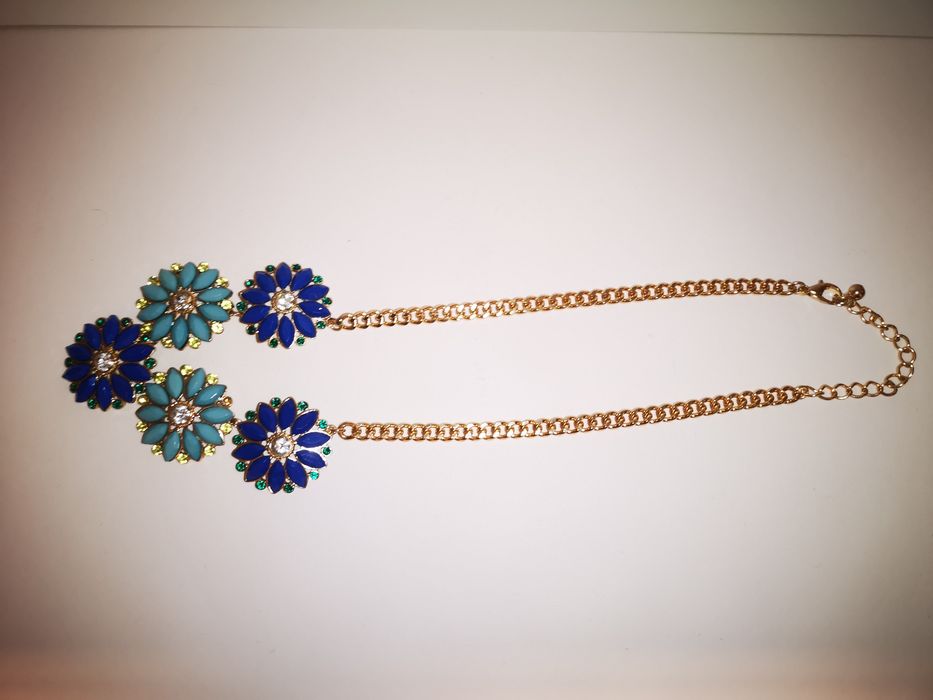 Naszyjnik z niebieskimi kwiatami
