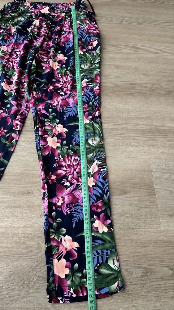 Nowe materiałowe spodnie w kwiaty r. 36 Femestage