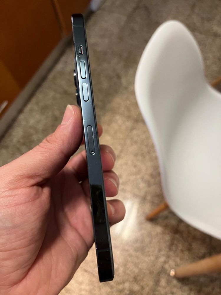 Iphone 12 pro max com ecra estalado