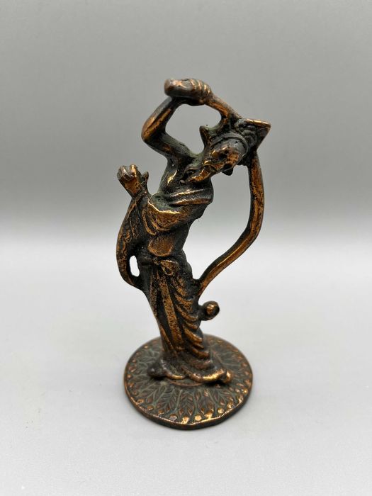 Estátua chinesa em metal