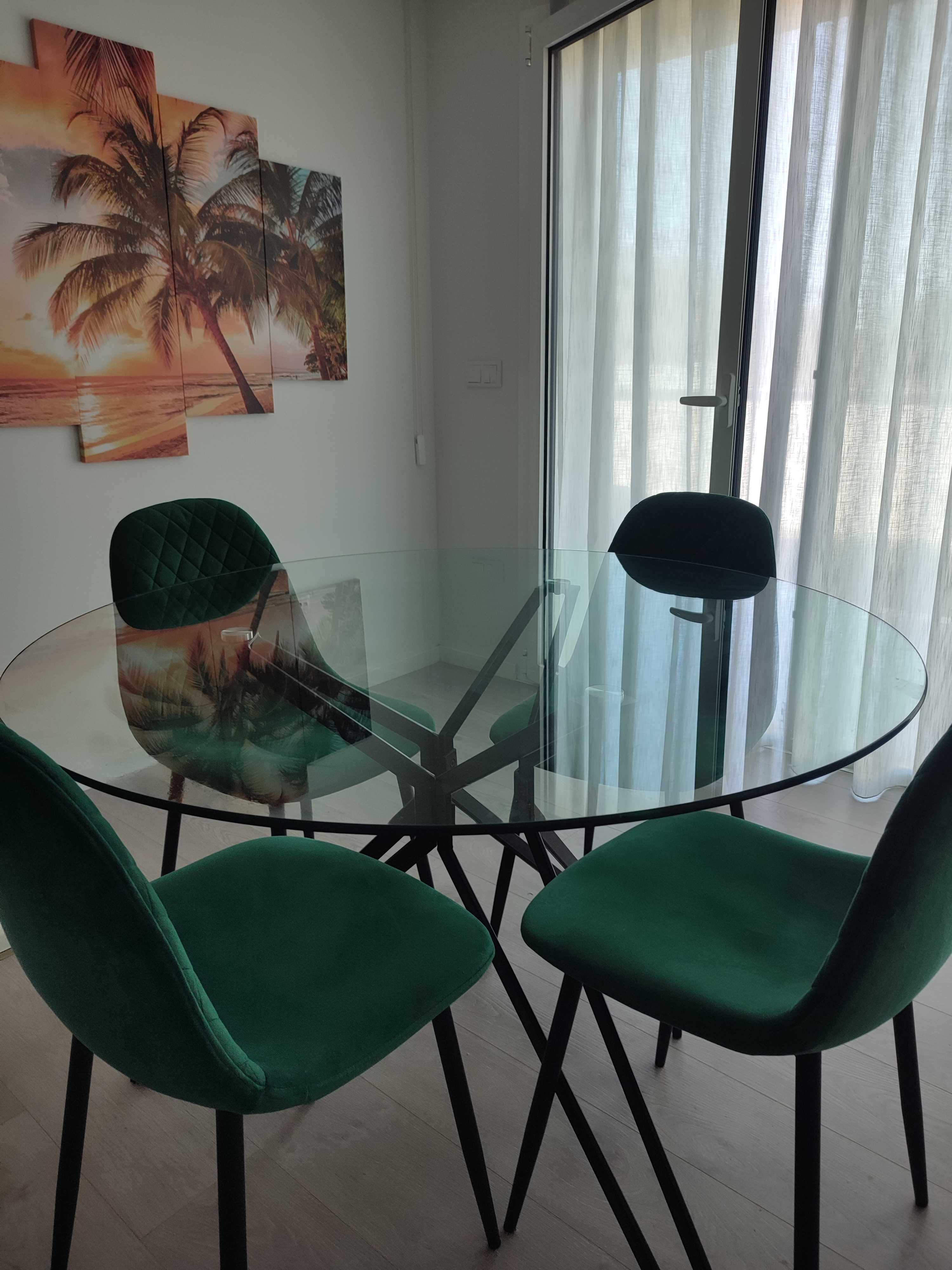 Mesa com cadeiras de sala