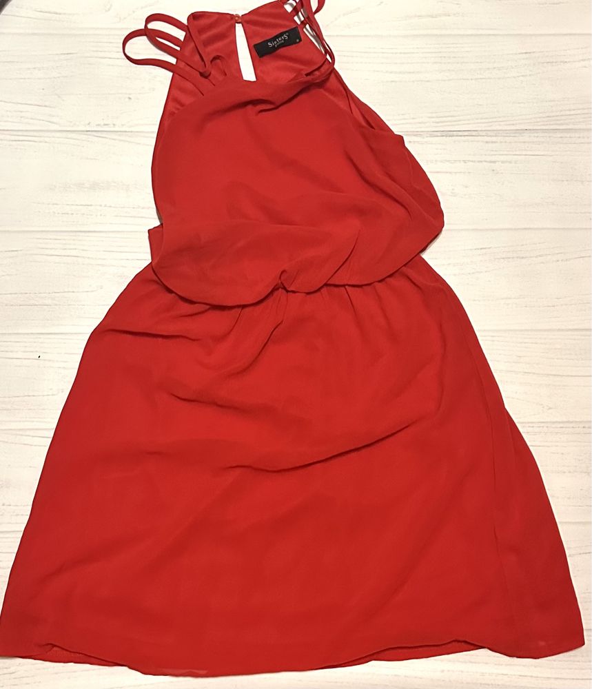 Червона шифонова сукня