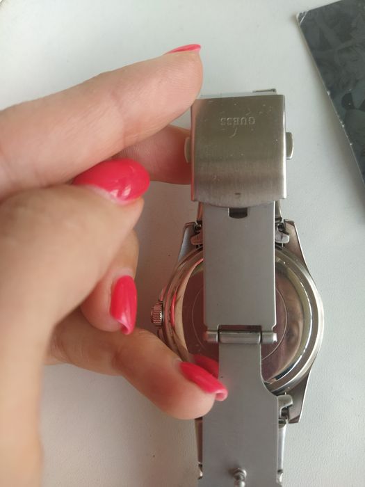 Часы guess серебряный цвет.