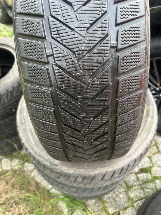 Шини зима 235/45 R19 Vredestein резина комплект