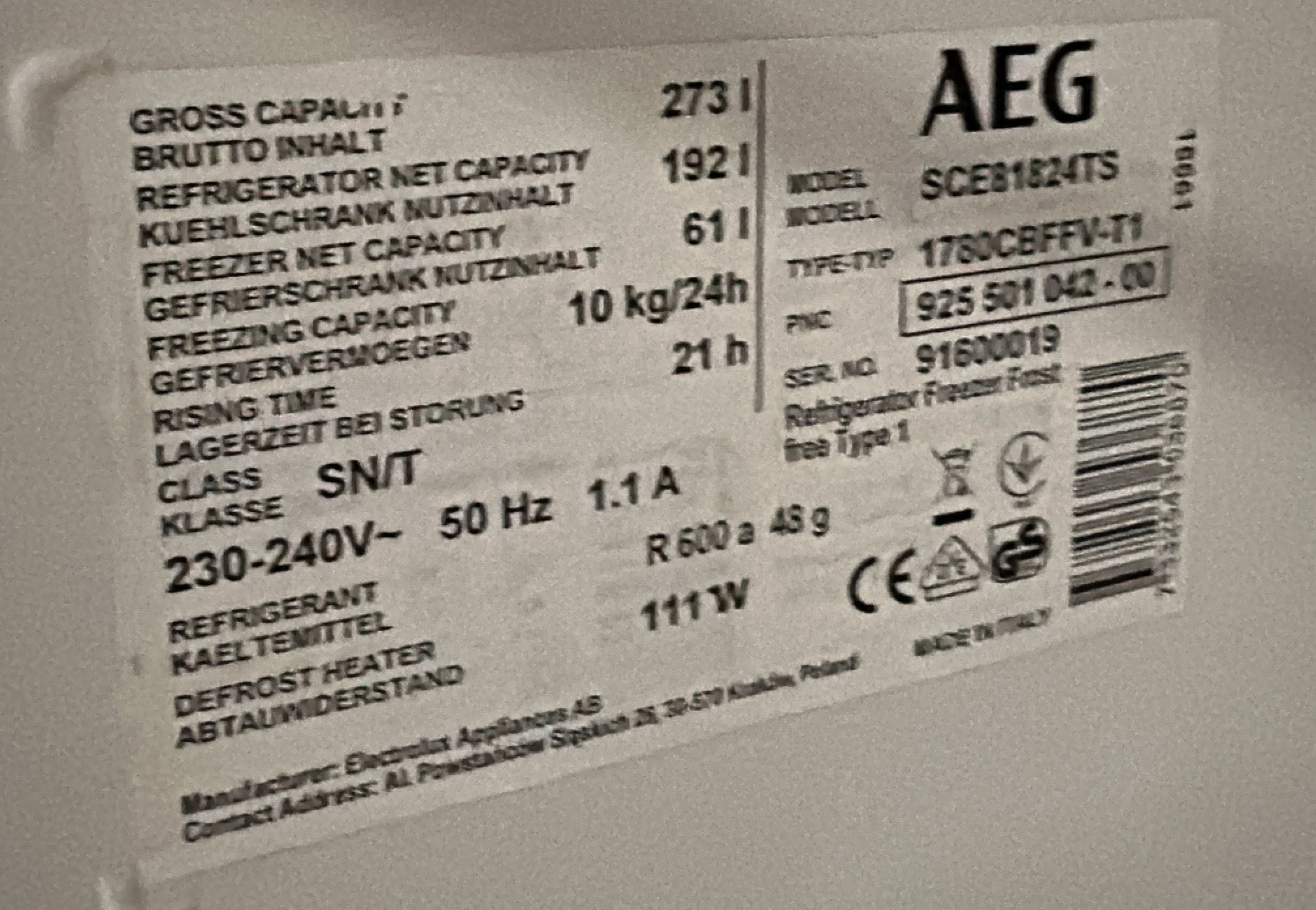 Frigorífico AEG e máquina de louça Siemens, ambos de encastrar