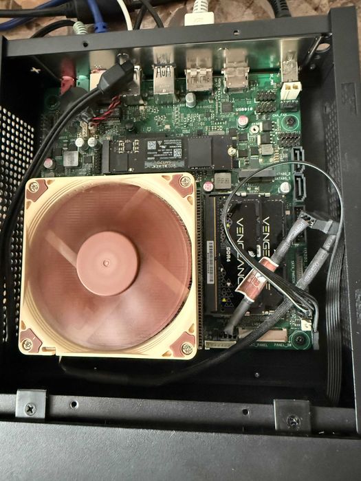 SilverStone Milo 10, ASUS PRO H410T, Noctua NH-L9i, Corsair 64 GB 2933
