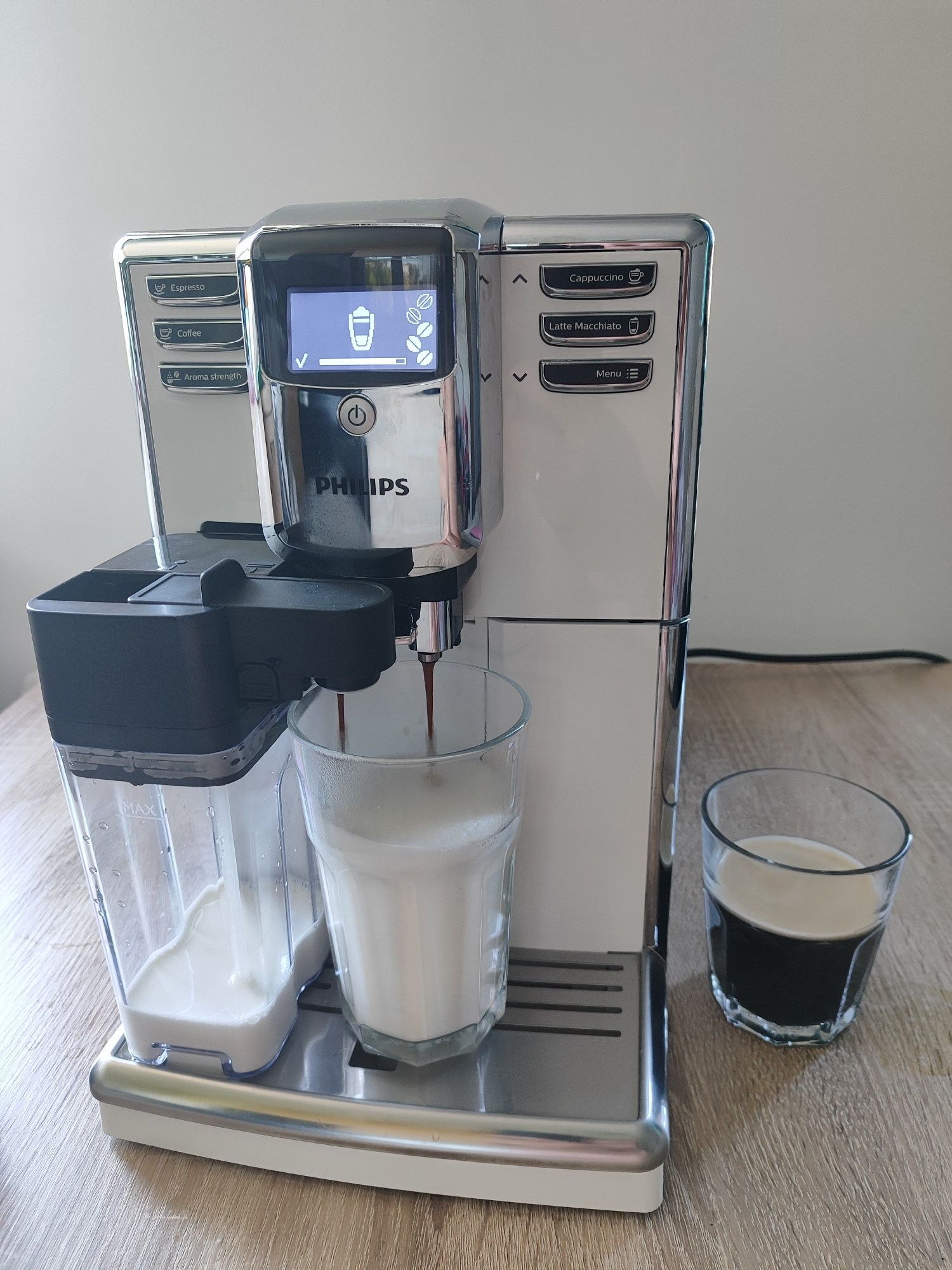 Jak nowy biały ekspres  do kawy Philips EP5361/10 z nową karafka