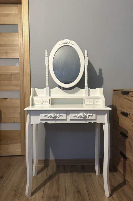 Biała elegancka toaletka z krzesełkiem